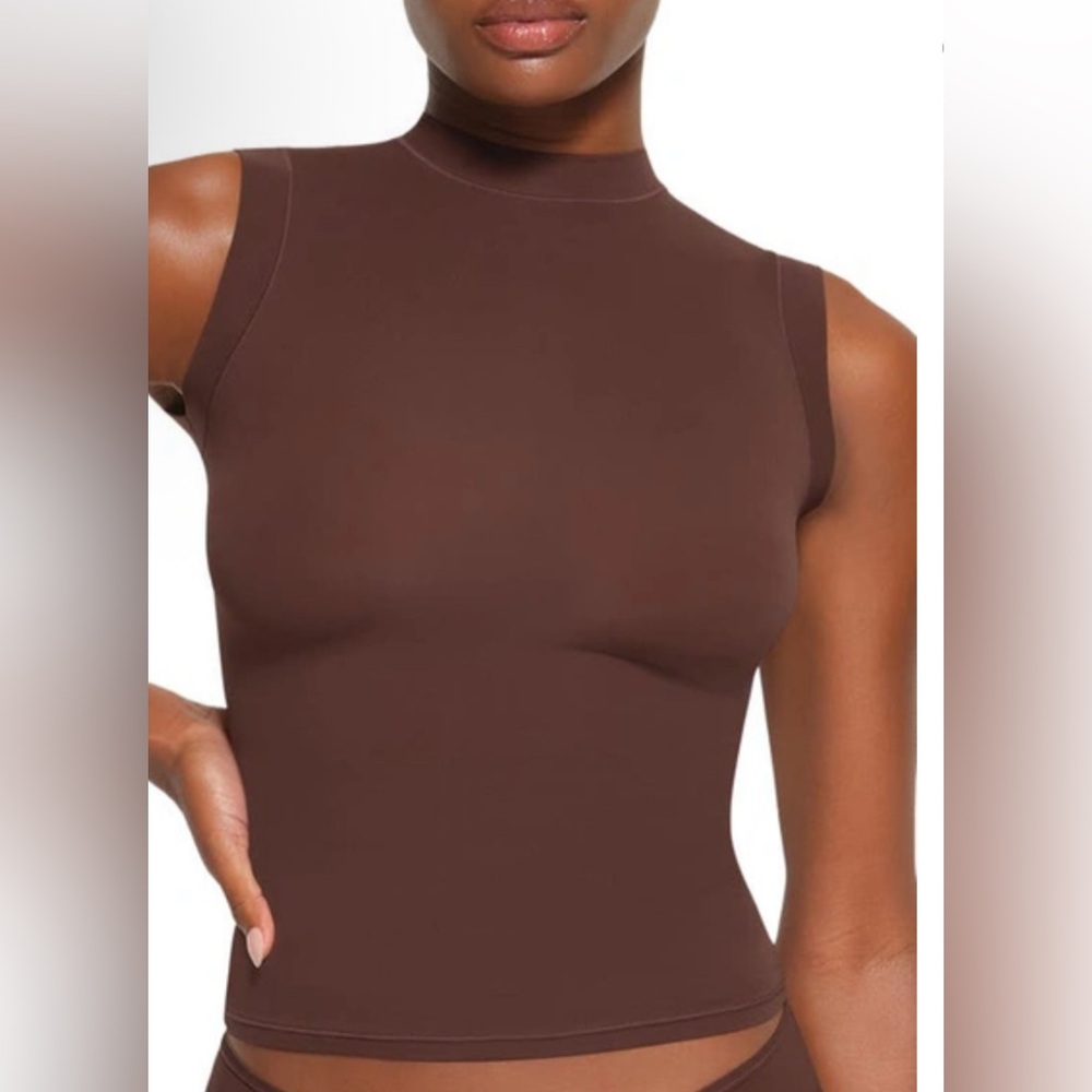 SKIMS Fits Everybody Mock Neck Sleeveless Tank Top In Cocoa 3X